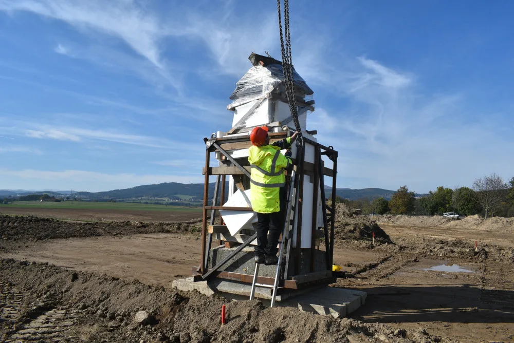 Jeřáb, bednění a polystyrenové desky. Dělníci zachraňovali kapličku, která stála v trase nové silnice