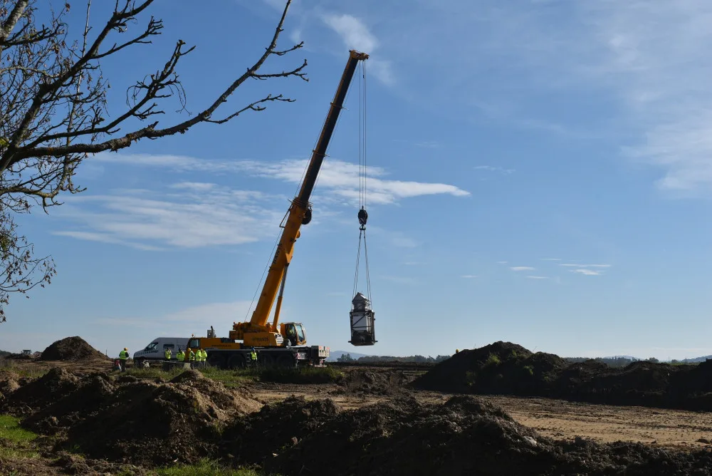 Jeřáb, bednění a polystyrenové desky. Dělníci zachraňovali kapličku, která stála v trase nové silnice