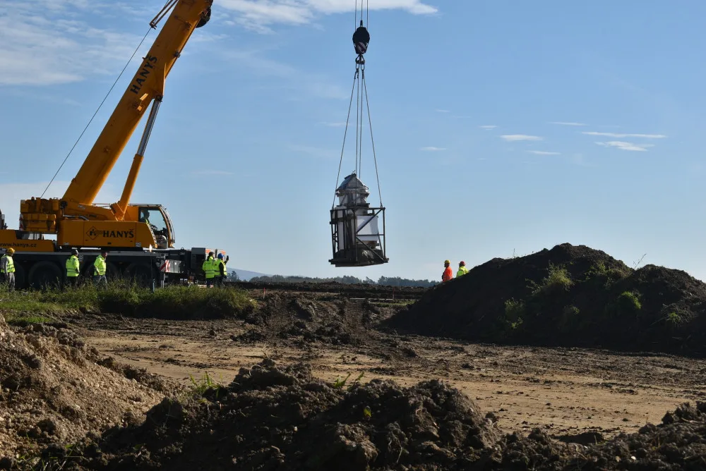 Jeřáb, bednění a polystyrenové desky. Dělníci zachraňovali kapličku, která stála v trase nové silnice