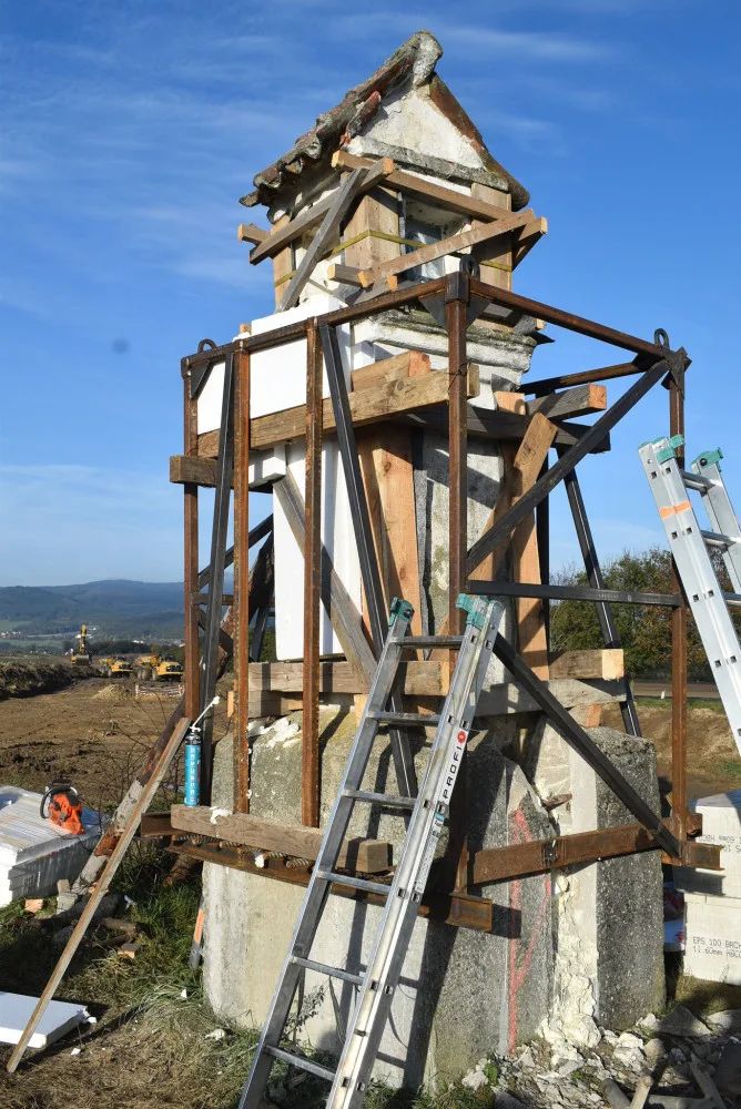 Jeřáb, bednění a polystyrenové desky. Dělníci zachraňovali kapličku, která stála v trase nové silnice