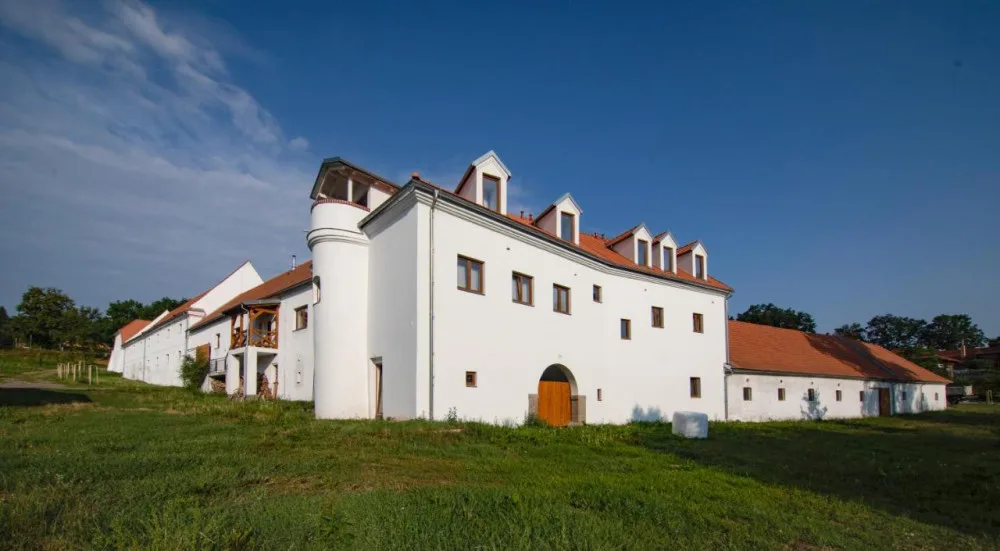 Tvrz Skočice je kouzelné místo pro svatbu v srdci Jižních Čech