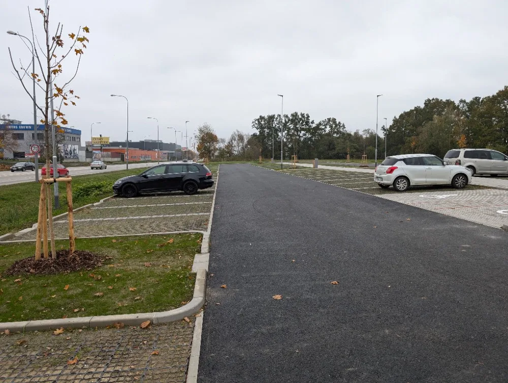 Parkoviště u volnočasového areálu je hotové, nabízí 100 míst a zpoplatněné bude od dubna