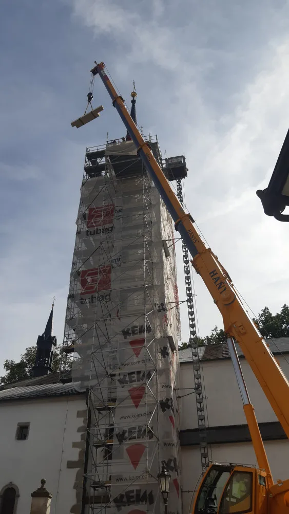 Rekonstrukce střechy kostela ve Frymburku odhalila nečekané tajemství