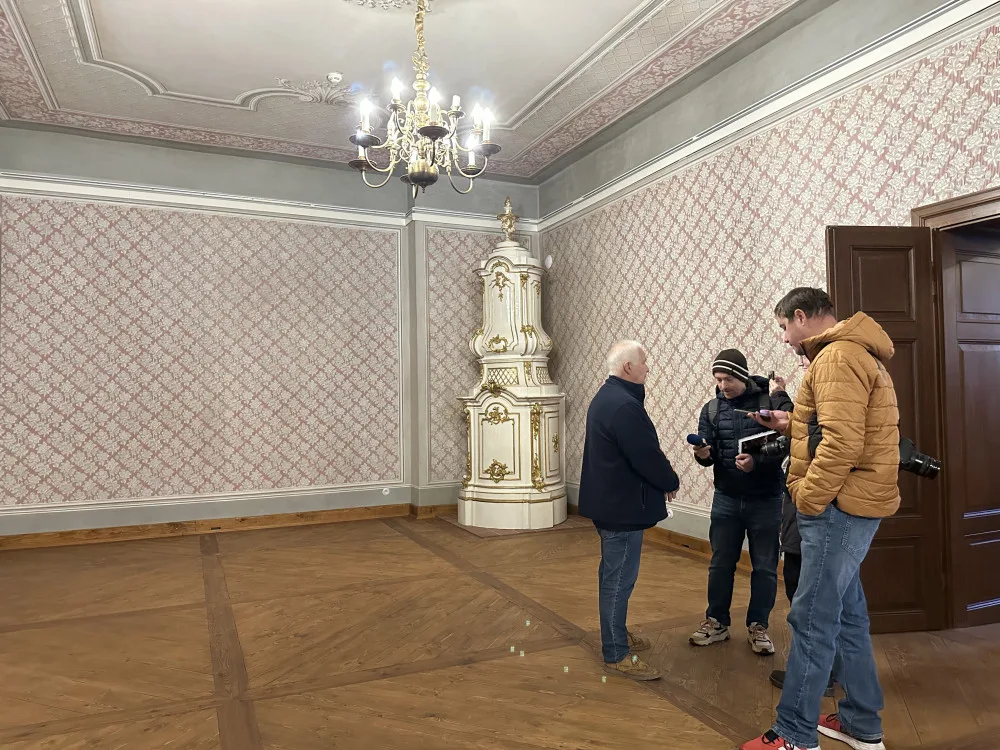 Kontroverzní sbírka ilustrací už se stěhuje, na Krumlovském zámku se výstava představí již v příští sezoně