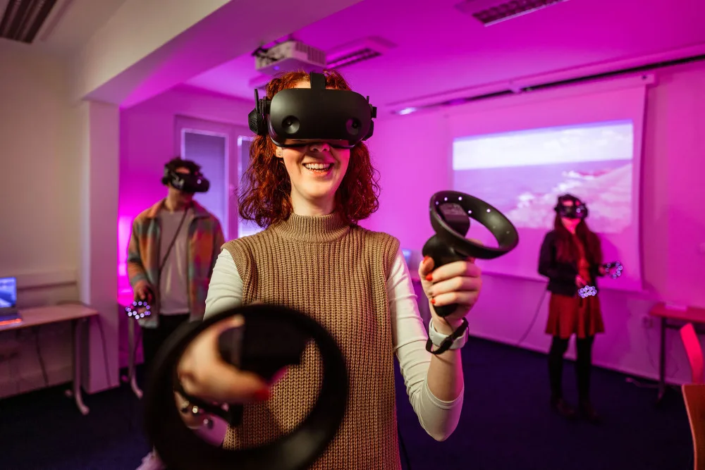 Virtuální realita, finanční gramotnost i základy první pomoci při autonehodě – letošní Týden vzdělávání dospělých nabídne něco pro každého