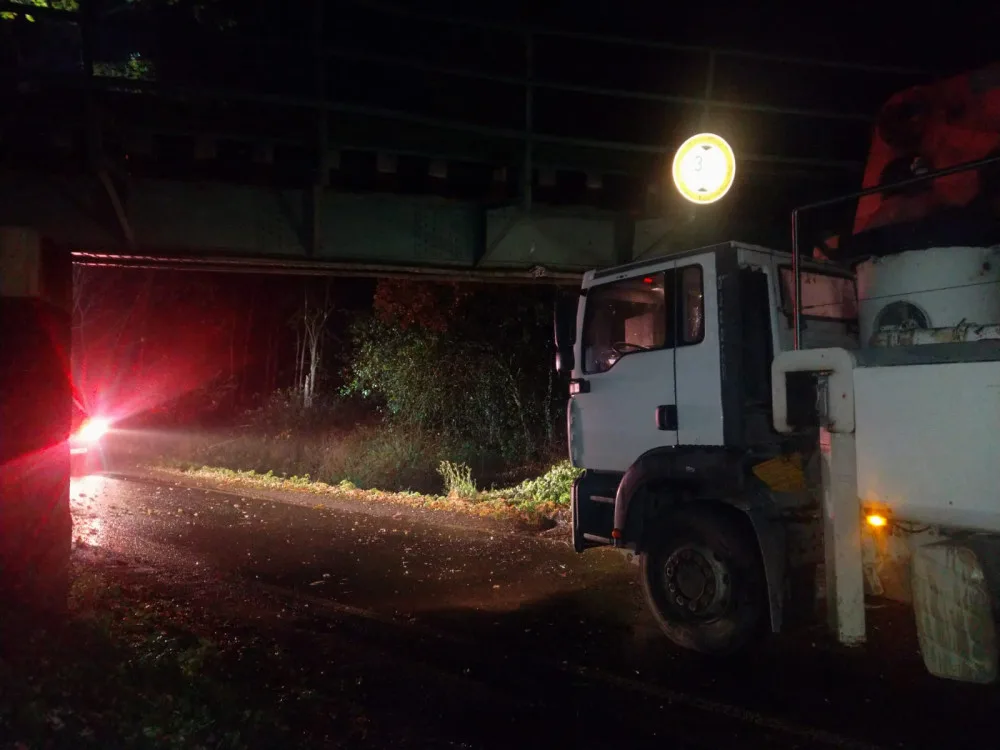 Řidič kamionu nerespektoval značky a zdemoloval železniční most. Škoda je 16 milionů