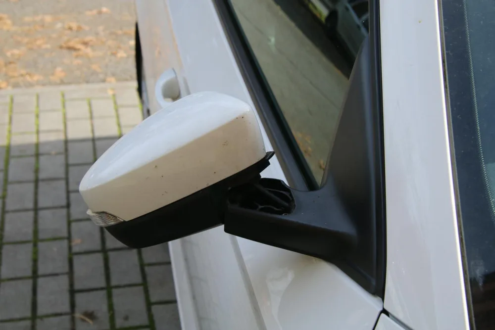 Poškrábaný lak, vyfouknutá kola a uražené zrcátko. Vandal v Českém Krumlově způsobil škody za 150 tisíc