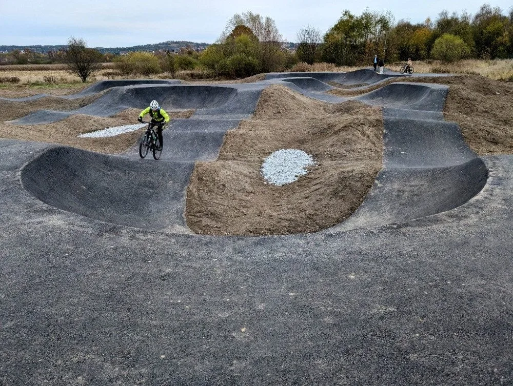 Město má se Složištěm velké plány. První vlaštovkou je otevření nové pumptrackové dráhy pro kola, skateboardy i koloběžky