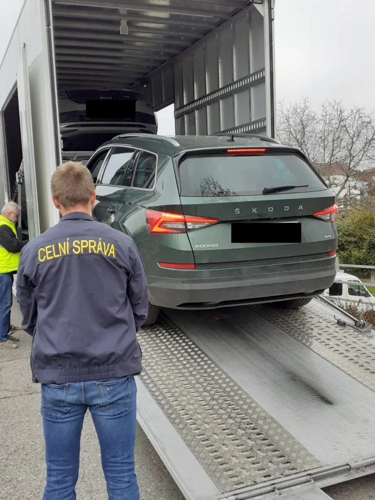 Policie zadržela skupinu, která v Česku nedanila zisky z taxislužeb. Stát připravila o 121 milionů