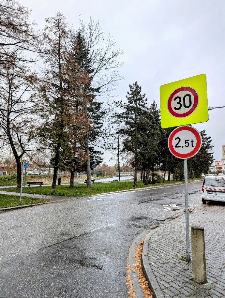 Cykloprovoz na Jiráskově nábřeží bude bezpečnější, město po vytrvalé kritice rozšířilo dopravní omezení
