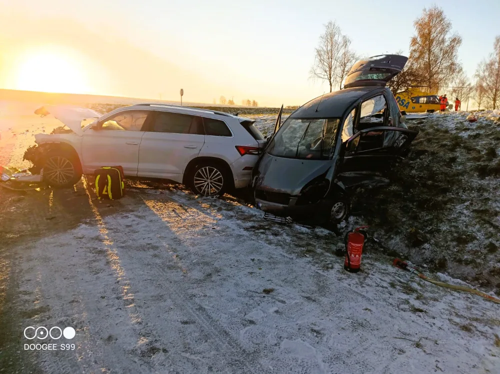 Silnice na některých místech namrzají. Policie řeší převrácený kamion nebo nehodu dvou aut