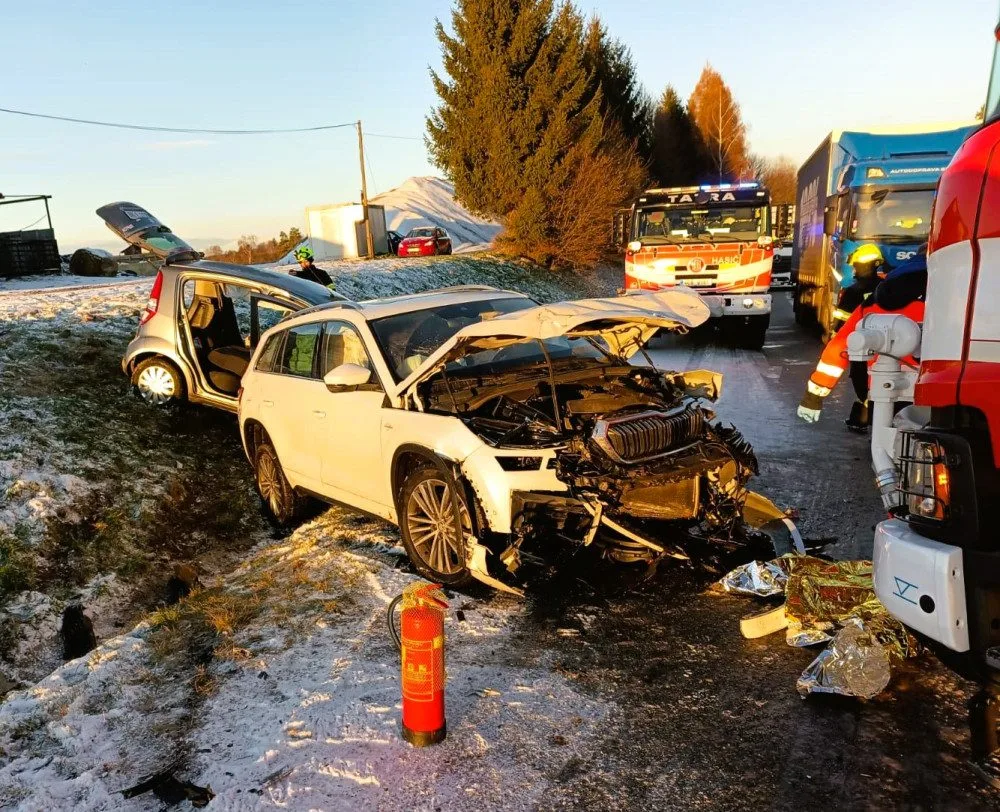 Silnice na některých místech namrzají. Policie řeší převrácený kamion nebo nehodu dvou aut
