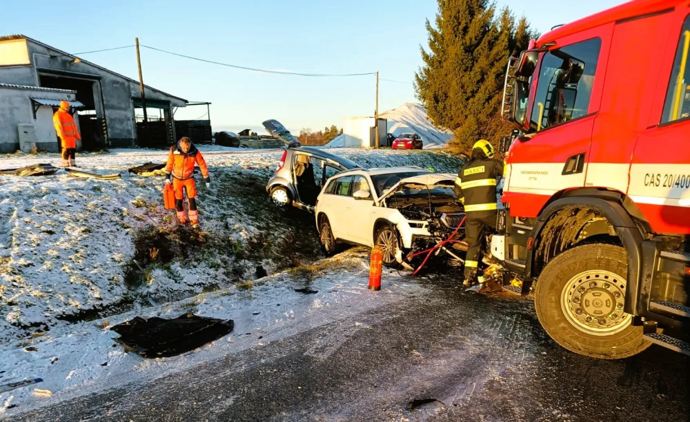 Silnice na některých místech namrzají. Policie řeší převrácený kamion nebo nehodu dvou aut