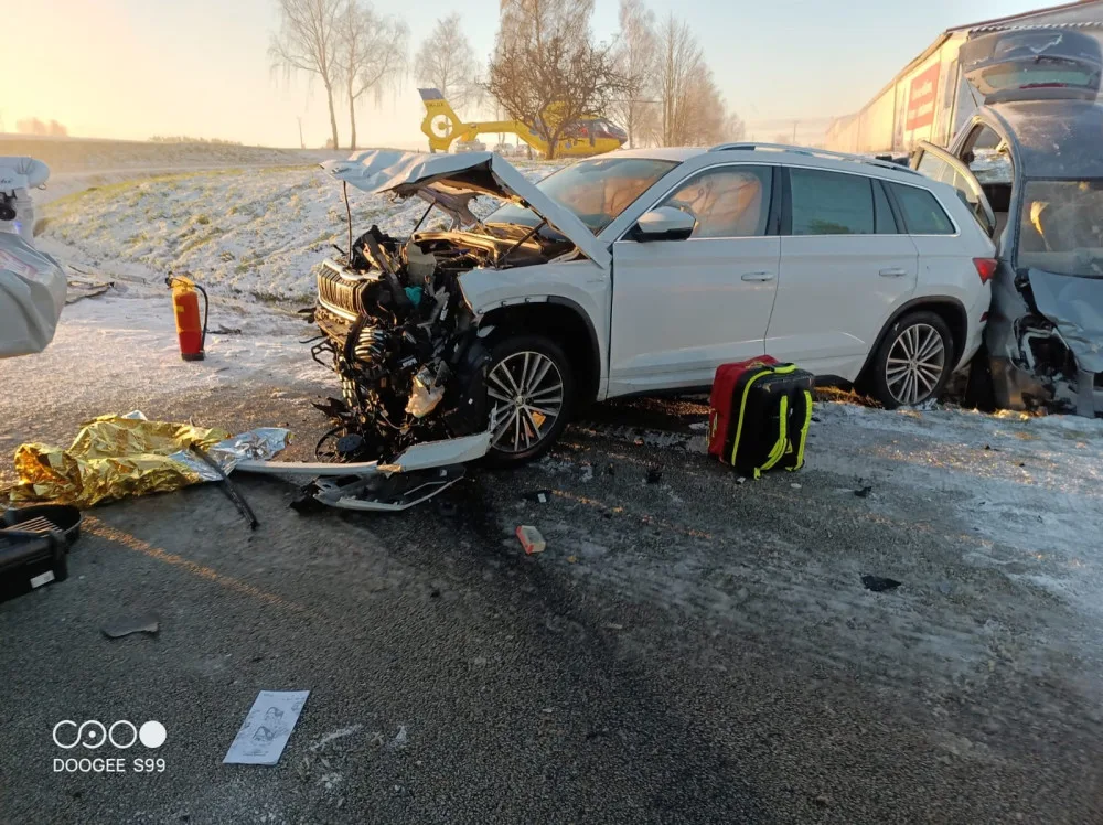 Silnice na některých místech namrzají. Policie řeší převrácený kamion nebo nehodu dvou aut