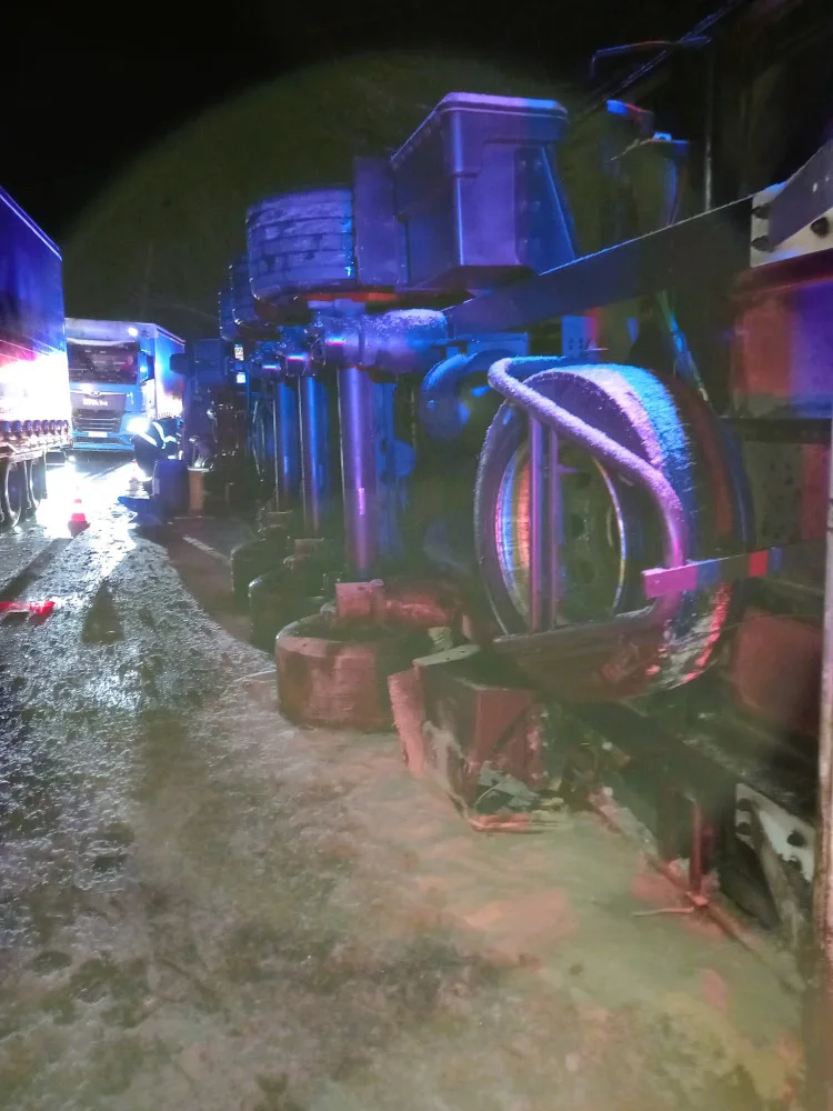 Silnice na některých místech namrzají. Policie řeší převrácený kamion nebo nehodu dvou aut
