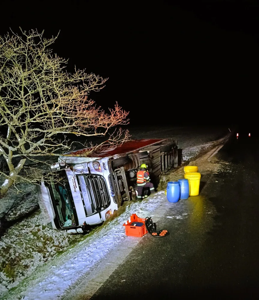 Silnice na některých místech namrzají. Policie řeší převrácený kamion nebo nehodu dvou aut