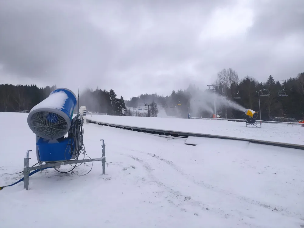 Skiareály Lipno a Zadov začaly zasněžovat sjezdovky, sezonu plánují zahájit po 6. prosinci