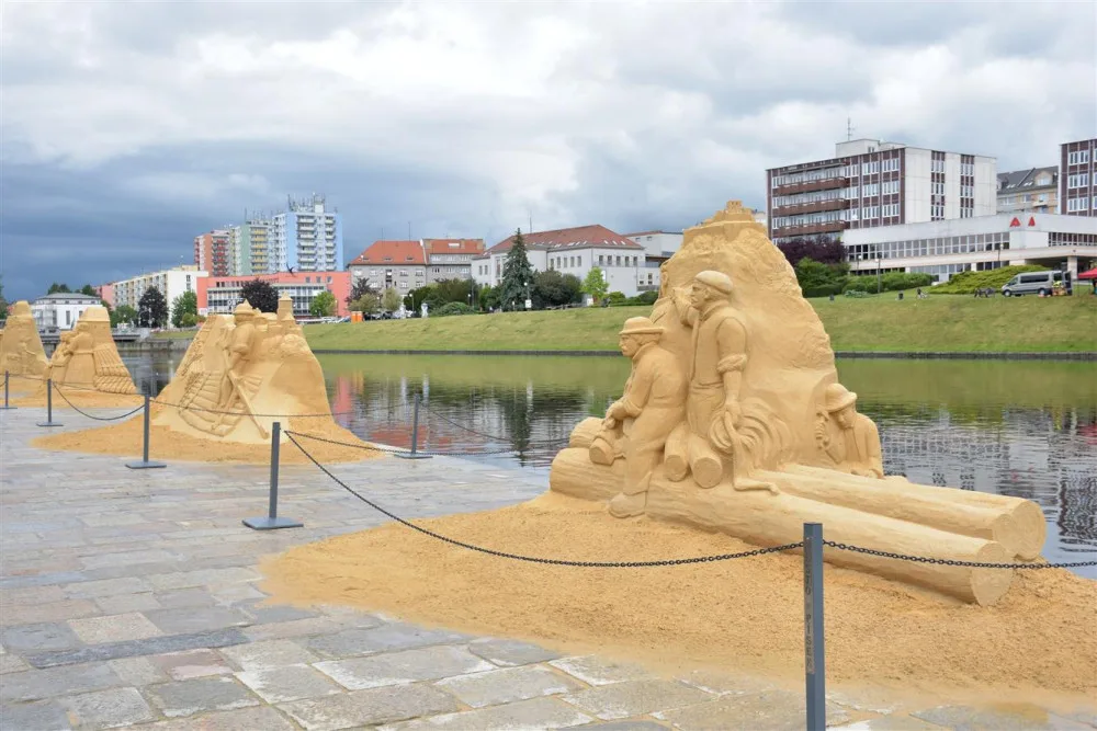 Z náplavky u řeky Otavy zmizí sochy z písku, město zdobily víc než půl roku