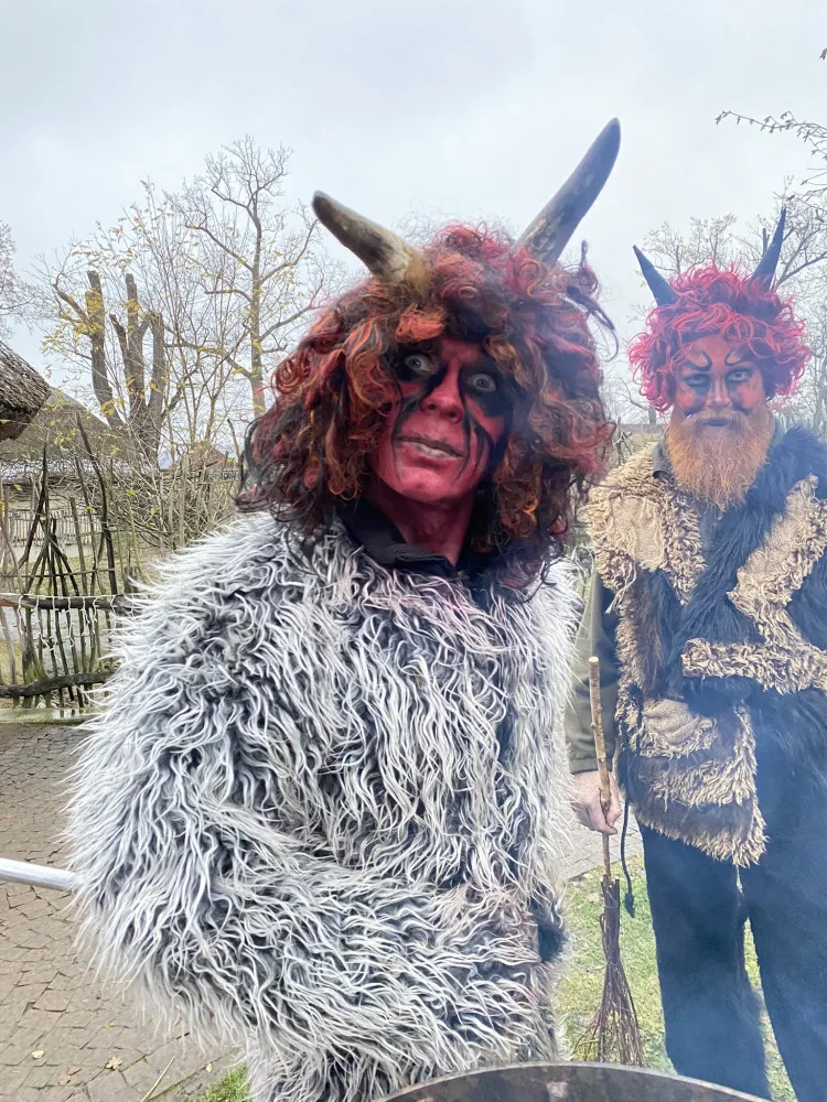 V zoo Hluboká se otevřou pekelné brány, načerpáte atmosféru vánočně nasvícené zoo a užijete si i Štědrý den