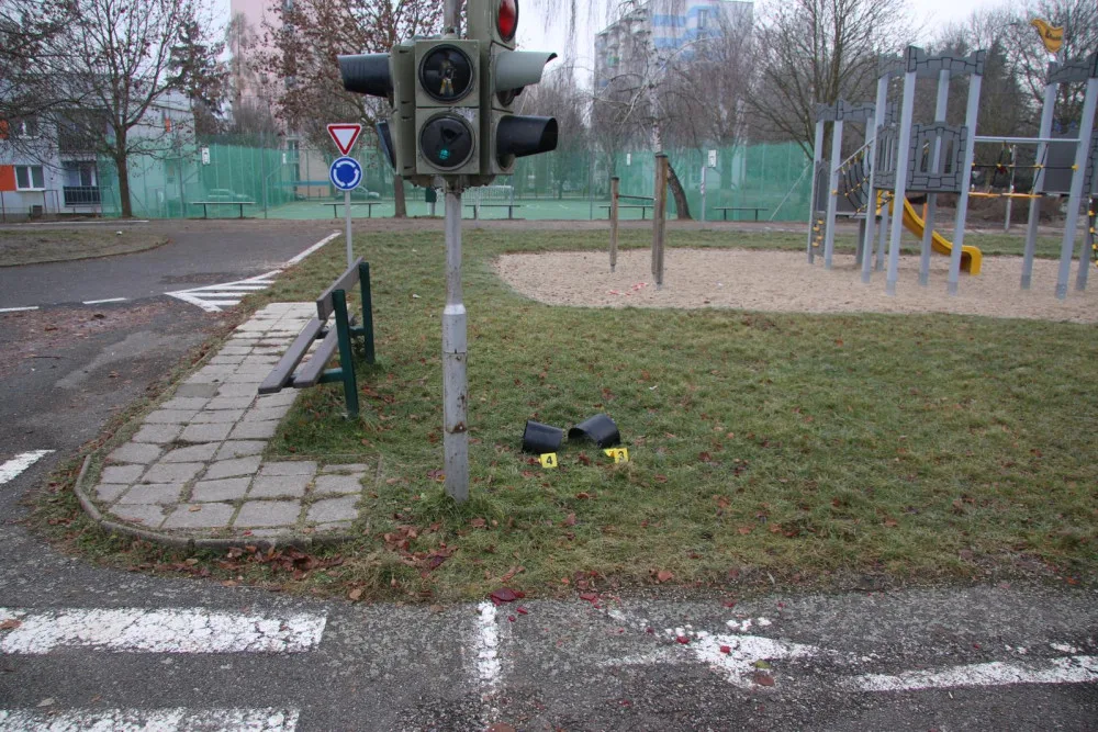 Rozbitá světla a rozlámané semafory. Vandal zničil dopravní hřiště u základní školy