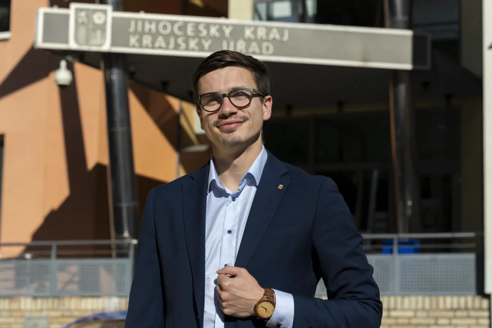Z krajského úřadu na ministerstvo. Talíř je náměstkem Petr Hladíka
