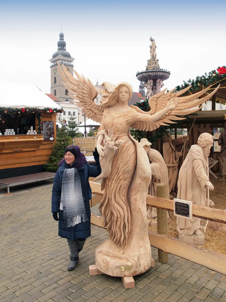 Dotkněte se Anděla: Českobudějovický advent odhalil sochu anděla hojnosti Ludmilu