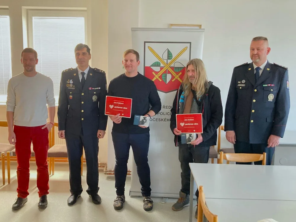 Muži pomohli řidiči kamionu, který dostal na dálnici D3 infarkt. Za svůj čin získali ocenění Gentleman silnic