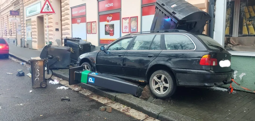 Opilý muž bez řidičského oprávnění havaroval v centru Tábora. Zkoušel jsem driftovat, přiznal se