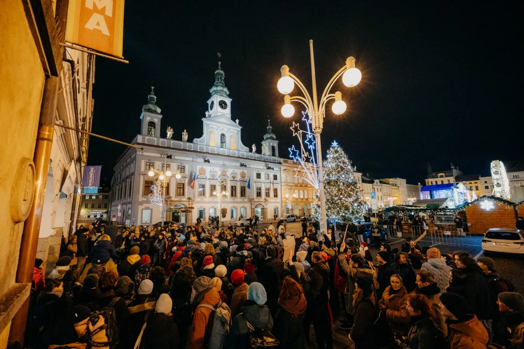 Dům umění nedáme, skandovali na náměstí v Budějovicích stovky lidí
