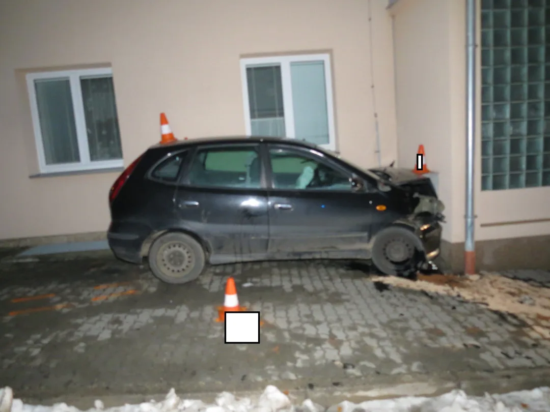Opilý mladík bez řidičáku naboural do domu a poškodil rozvodovou skříň. Několik bytů bylo bez elektriky