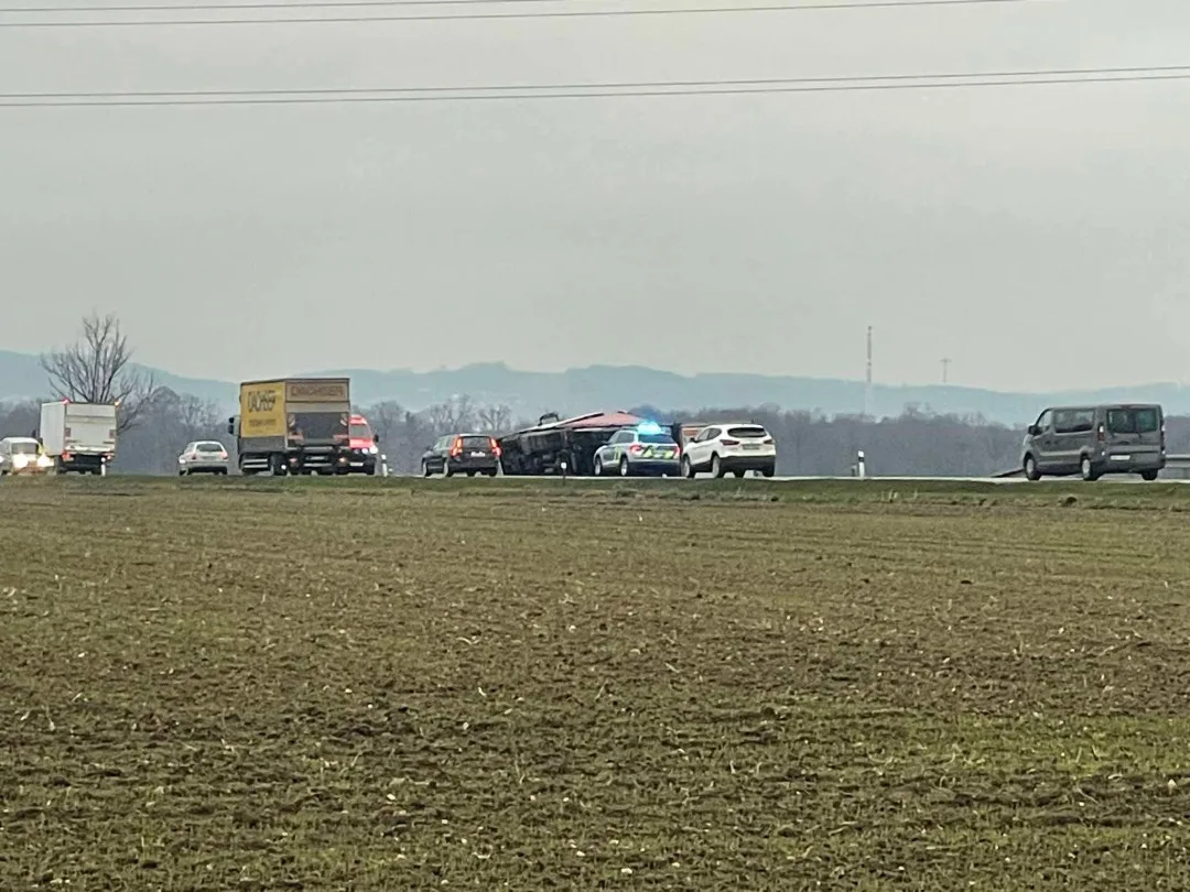 Převrácený kamion i hromadná bouračka. Dopravu v Budějovicích komplikuje několik nehod najednou