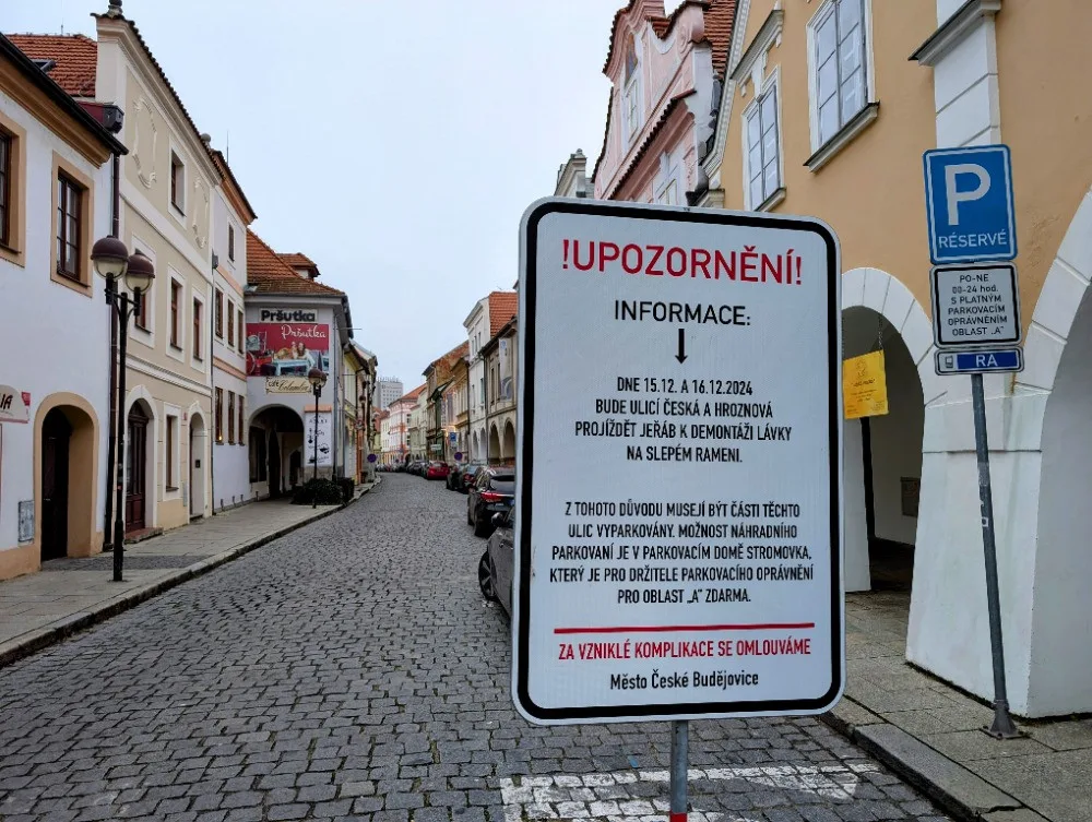 Obří jeřáb sundá lávku na Sokolák. Tu dočasně nahradí pontonový most