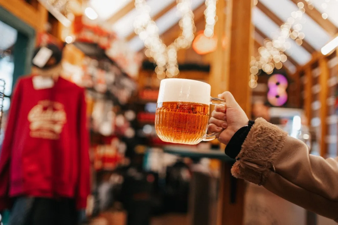 Adventní stánek Budvaru opět září na budějckých vánočních trzích