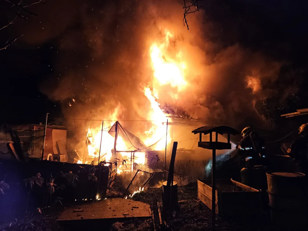 Zahradní kůlnu v Týně nad Vltavou pohltily plameny, u požáru asistovali i hasiči z JE Temelín
