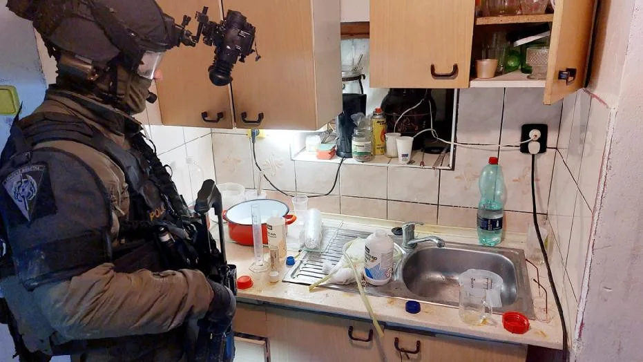 Vařili téměř kilo pervitinu. Dvojici chytila policie přímo při činu