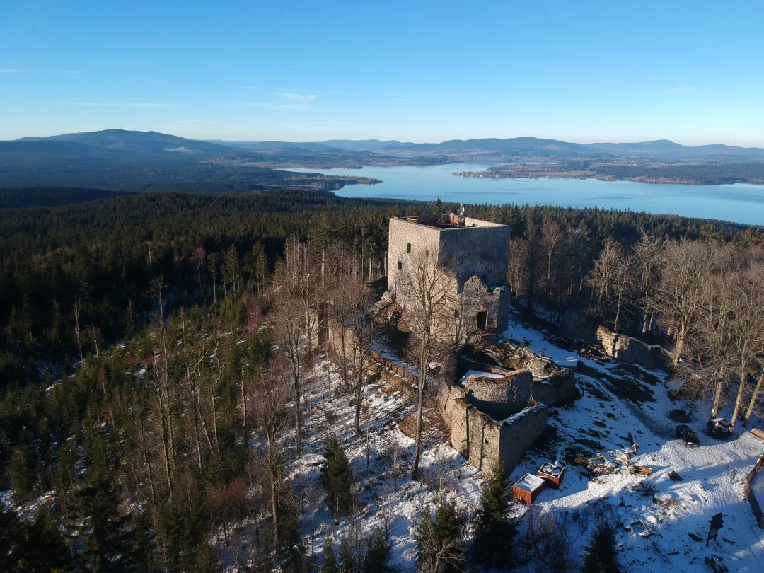 Desítky turistů o víkendu navštívily znovuotevřenou zříceninu Vítkův hrádek
