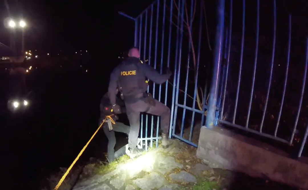 Muže topícího se v řece si všiml svědek. Přivolal policisty, kteří mu zachránili život
