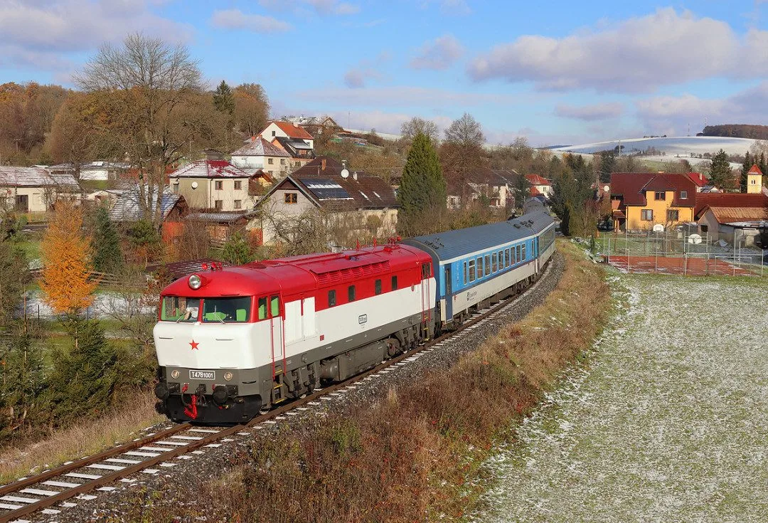 Stále nevíte, co na Silvestra? Vyrazte s historickou lokomotivou Bardotkou do Kubovy Hutě