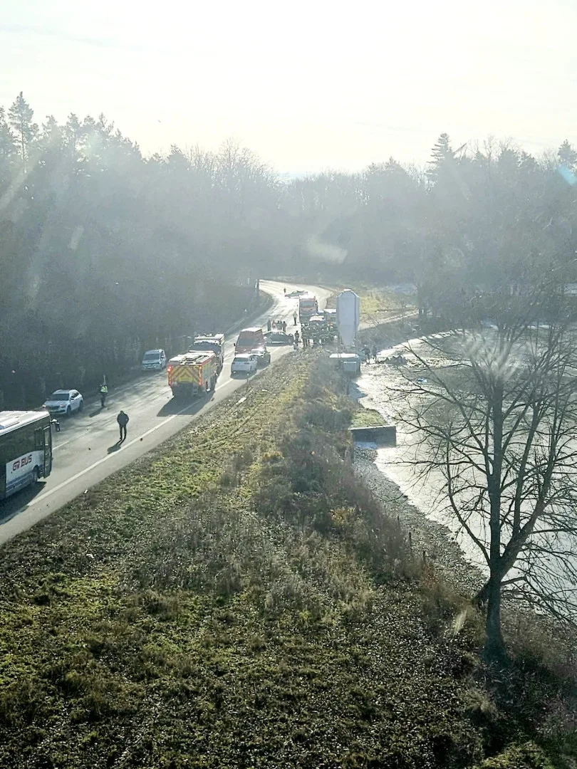 Vážná dopravní nehoda uzavřela silnici z Hluboké nad Vltavou směrem na Týn nad Vltavou