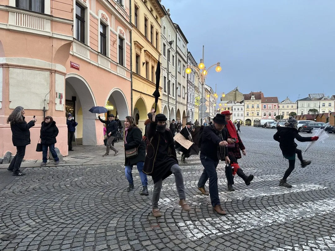 Černý kostým, kufřík a buřinka. Delegace z Ministerstva švihlé chůze prošla centrem Českých Budějovic
