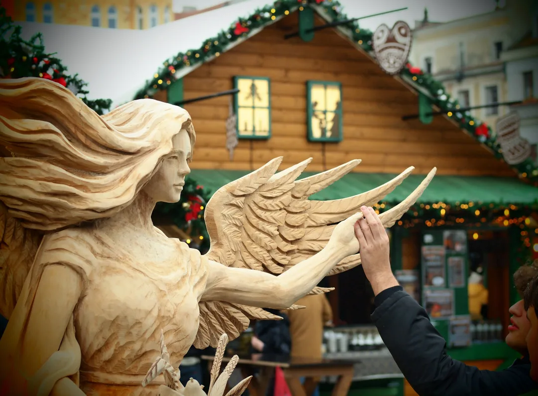 Budějovický vánoční strom dostane druhý život. Vyrobí z něj sochu do adventního městečka
