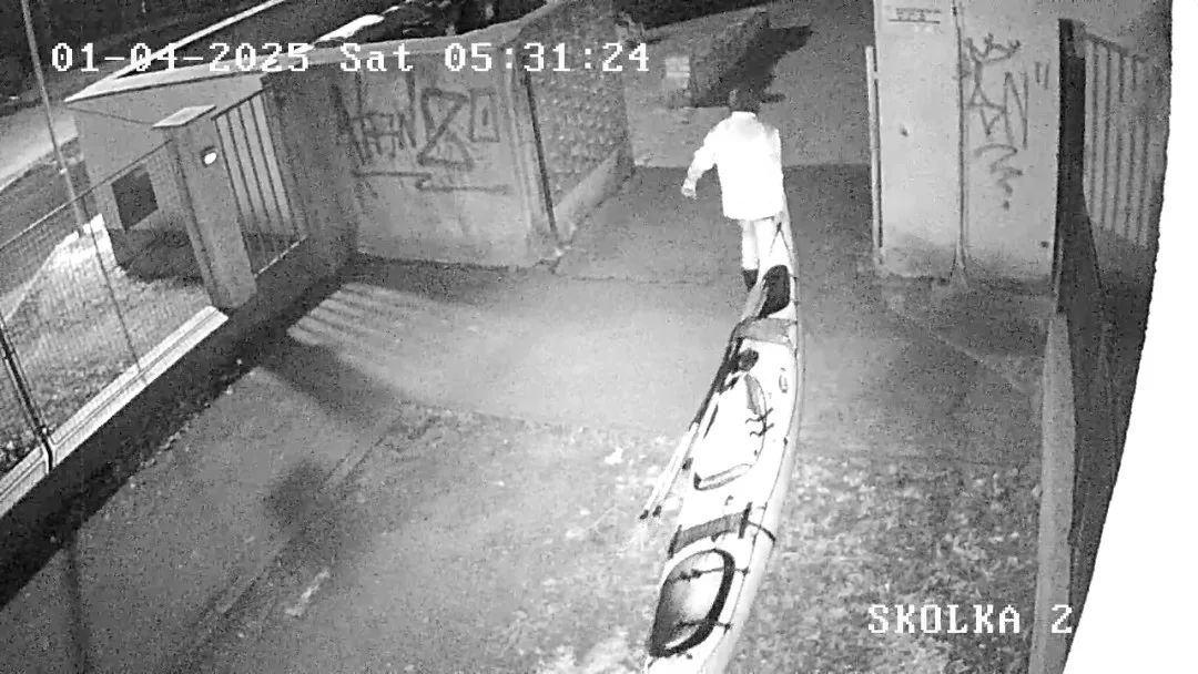 Vykradl střední školu, lup naložil do žlutého kajaku a odkráčel do ulic města