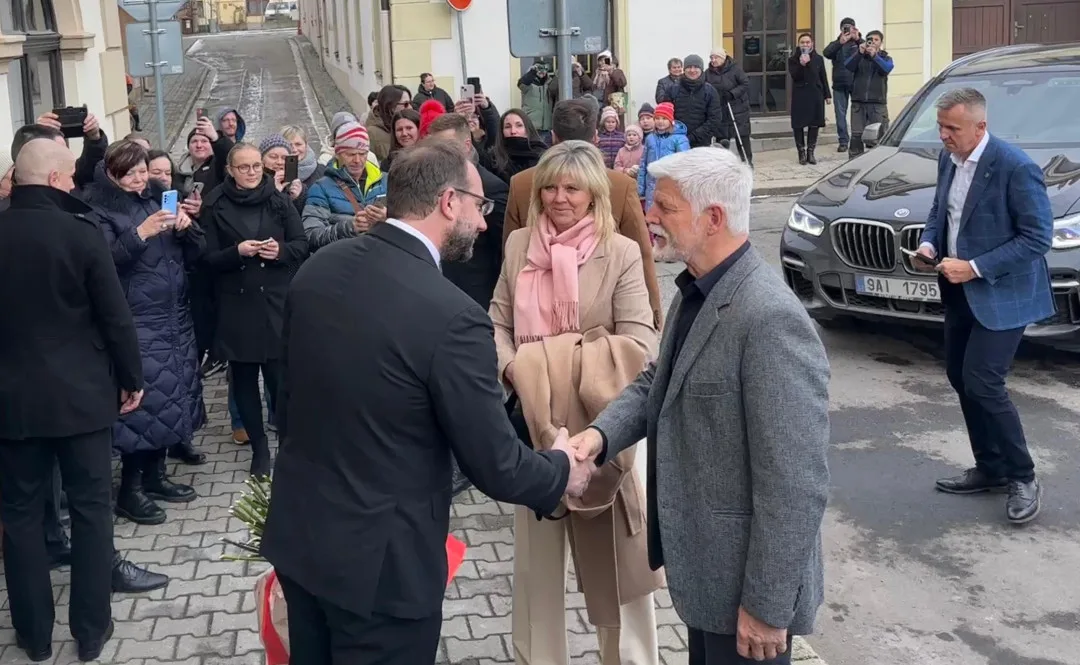 Lidé žijí ve dvou paralelních světech, řekl prezident Petr Pavel při návštěvě budějovické radnice