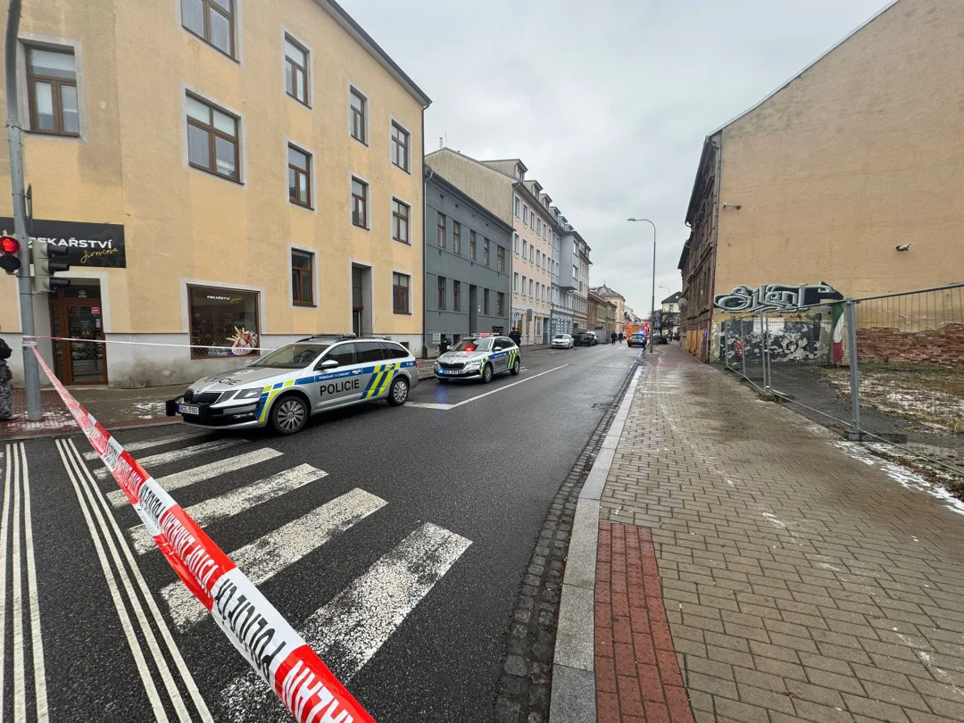 Kvůli nálezu munice evakuovali policisté v Českých Budějovicích 30 osob. Na místě zasahuje pyrotechnik.