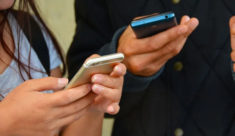 Telefonní zprávy vyzývají řidiče k zaplacení pokuty za rychlost, jedná se však o podvod
