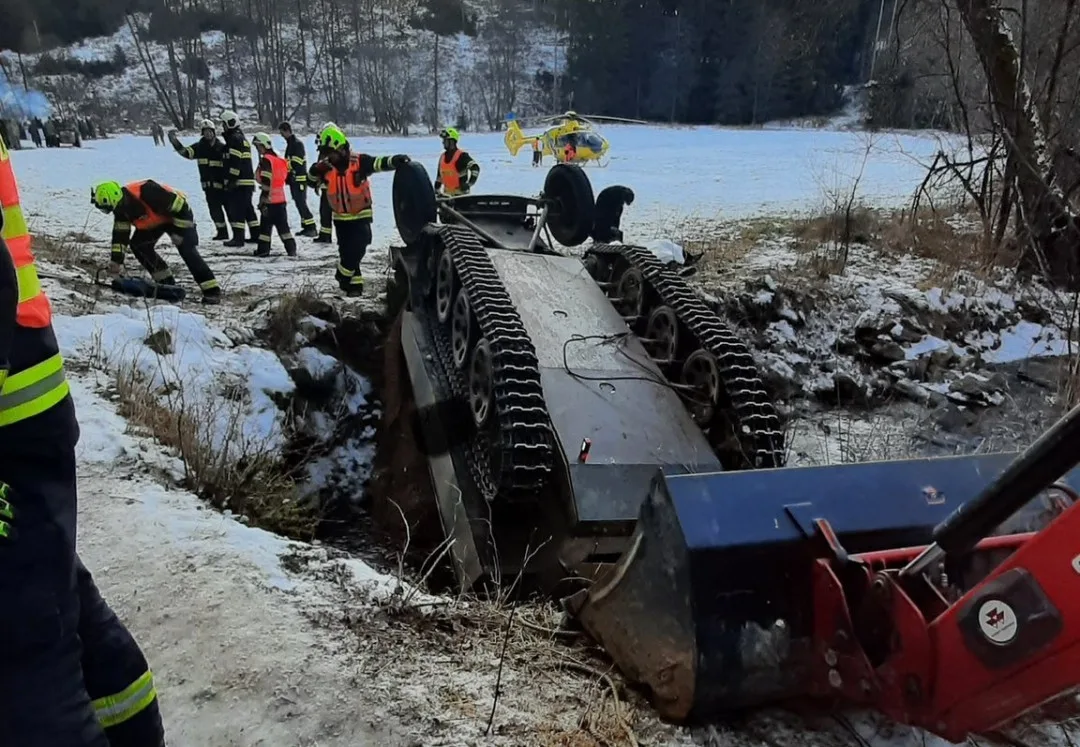 Tragická nehoda vojenského vozidla u Horního Dvořiště po sobě zanechala dvě truchlící rodiny. Pomoci jim může veřejná sbírka