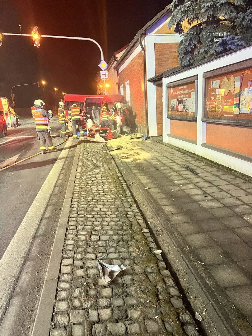 Na Rudolfovské havarovala dodávka do rodinného domu, řidiče museli vyprošťovat hasiči