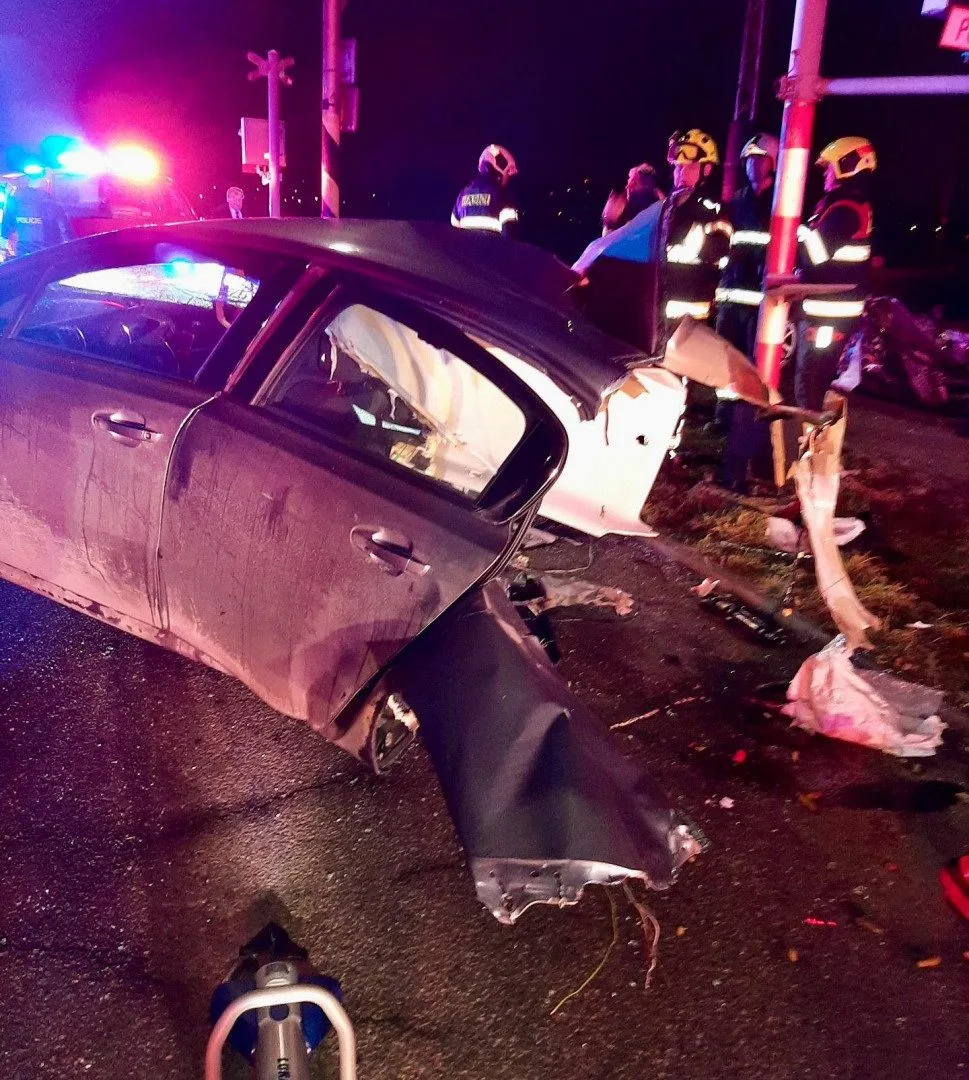 V Hrdějovicích se srazilo osobní auto s vlakem, řidič zůstal ve voze zaklíněn