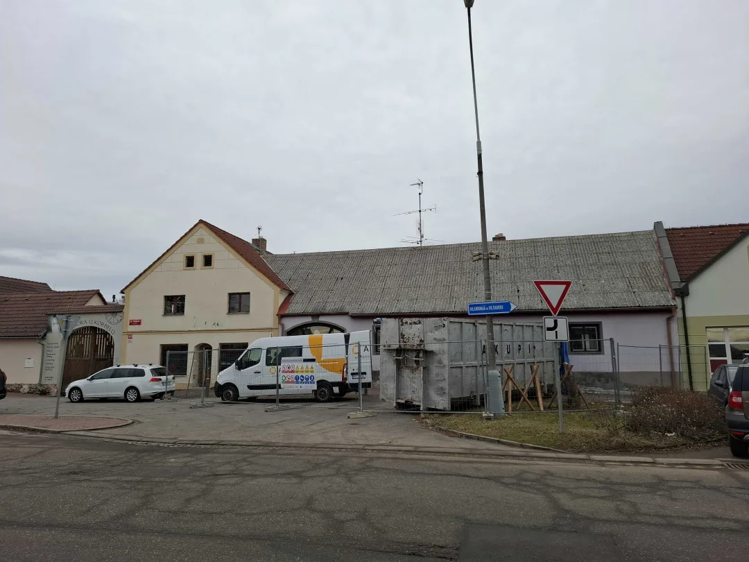 ŘSD začíná bourat stavby, které stojí v cestě severní spojce. K zemi půjdou rodinné domy, kancelářské budovy i skleník