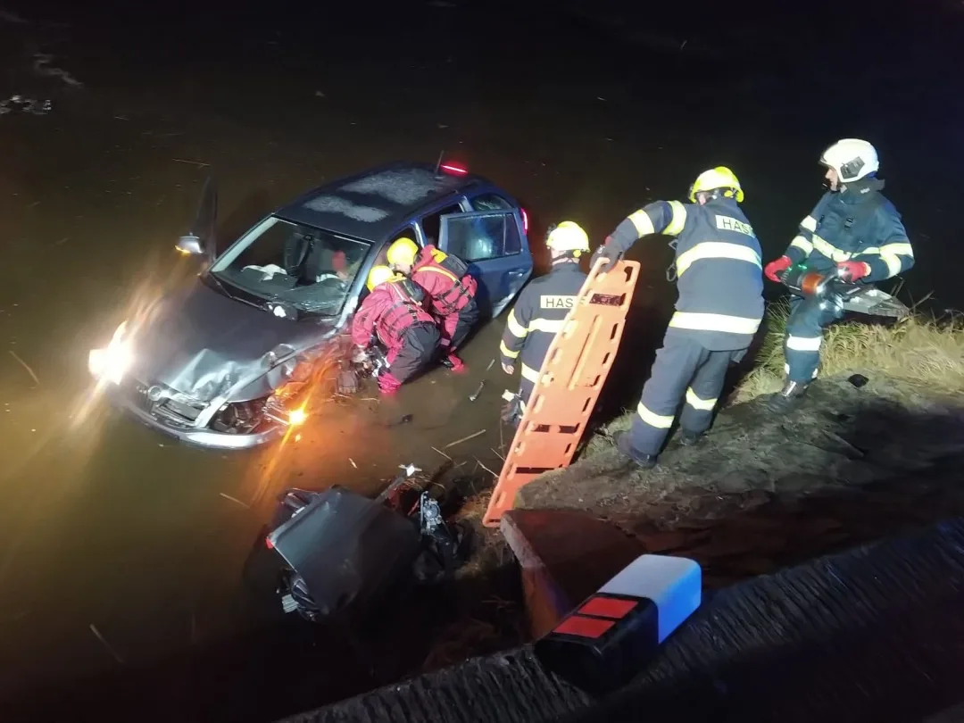 U Doňova sjelo auto do rybníka. Hasiči museli odčerpat 30 litrů provozních kapalin
